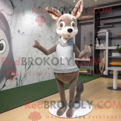 Produktbild von Graues REDBROKOLY Reh-Maskottchen-Kostüm bekleidet mit Yogahose und Fußpolstern
