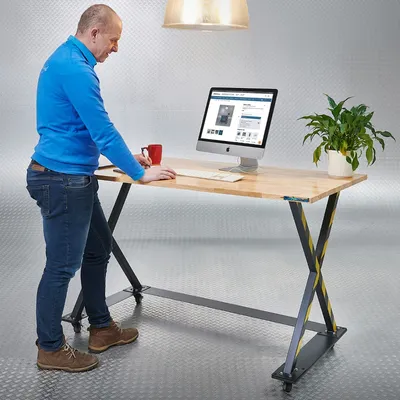 Produktbild von Industrielle Werkbank 160x80x100 cm, höhenverstellbar, mit 4 Schwenkrollen