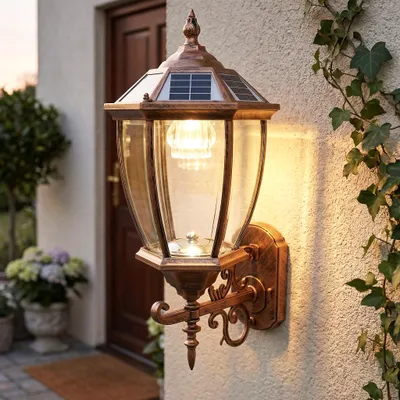 Produktbild von Solar Außenwandleuchte im Vintage Design – LED Gartenlaterne für die Wand kabellos, Warmweiß oder Kaltweiß wählbar, Dämmerungssensor, IP55 wetterfest Aluminium & Glas