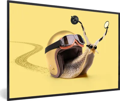 Produktbild von MuchoWow® Gerahmtes Poster Schnecke - Tiere - Helm - Gelb - Spiegel 60x40 cm - Poster mit Schwarzem Bilderrahmen Wandposter Rahmen Foto Bilder - Printing - Wanddeko Schlafzimmer