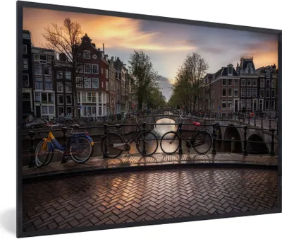 Produktbild von MuchoWow® Gerahmtes Poster Sonnenuntergang über der Keizersgracht in Amsterdam 60x40 cm - Poster mit Schwarzem Bilderrahmen Wandposter Rahmen Foto Bilder - Printing - Wanddeko Schlafzimmer