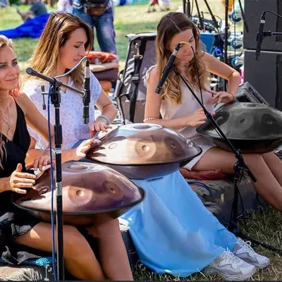 Produktbild von Handpan-Trommel, 22 Zoll, Stahltrommel in d-Moll mit 9 Noten bei 440 Hz, Percussion-Handinstrument als handgefertigtes Set mit Tasche, Schlägeln und Ständer in Gold