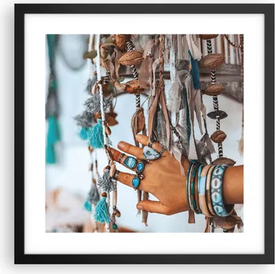 Produktbild von Gerahmtes Poster - Schwarzer Rahmen - Hand Schmuck ethnisch - 40x40 cm - Wand Bild - Wanddeko - Wandbilder - Kunstposter - Wandposter - Bilderrahmen - Bilder - Kunstdruck - P2BAC40x40-5107