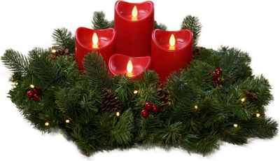 Künstlicher Adventskranz mit Lichterkette und 4 LED Kerzen | Batteriebetrieben | Sicher in der Anwendung | Tannenkranz mit Zapfen und Beeren
