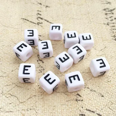 Zdjęcie produktu dla Koraliki z literami, 30 sztuk, 6x6 mm, białe z czarnym, kwadratowe, litera E