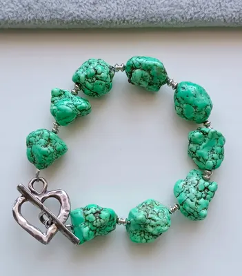 Produktbild von Grünes Howlith-Steinarmband Mit Dekorativem Klammverschluss