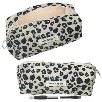 Productafbeelding van Wit corduroy etui met luipaardprint, geschikt voor meisjes en tieners. Ideaal als pennenetui voor school en kantoor