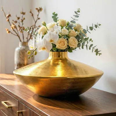 Produktbild von WOHNLING Tischvase Aluminium 35cm Gold Dekovase rund Metall Vase modern Wohnzimmer Deko Alu Design Vase flach Tisch Dekoration Handmade