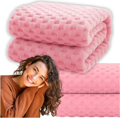 Zdjęcie produktu dla koc narzuta na łóżko 160x200 cm kwadraty różowa tłoczona  prezent imieniny