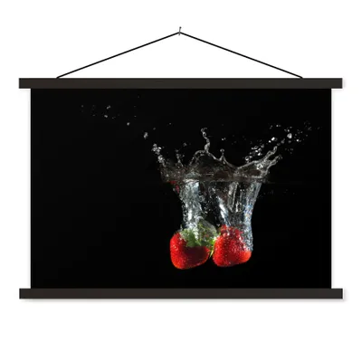 Produktbild von MuchoWow® Textilposter Erdbeeren - Obst - Wasser - Schwarz - Rot 120x80 cm mit schwarzem Rahmen - Wanddeko
