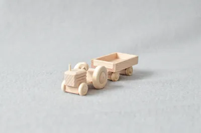 Produktbild von Holzspielzeug Traktor mit Anhänger natur HxBxT 3,5x7,5x3cm NEU
