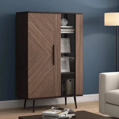 Productafbeelding van RAVIO Vitrine, Pinelli WIT2D. Vitrinekast met visgraatmotief aan de voorkant, metalen poten, 2 deuren. Vrijstaande vitrinekast, houtdecor "Captains Deck"