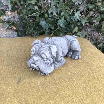 Immagine prodotto di Statua di bulldog realizzata con pietra riciclata, ideale per il giardino