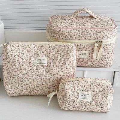 Zdjęcie produktu dla Różowa kosmetyczka z sztruksu – kosmetyczka podróżna w kwiatowy wzór – wielofunkcyjna kosmetyczka – przenośny organizer – zestaw 3 sztuk