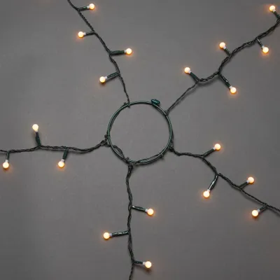 Produktbild von Konstsmide LED Baummantel mit Ring Ø 11, mit Globes, 5 Stränge à 30 Dioden, vormontiert, 150 bernsteinfarbene Dioden, 30V_Innentrafo, grünes Kabel- 6367-820