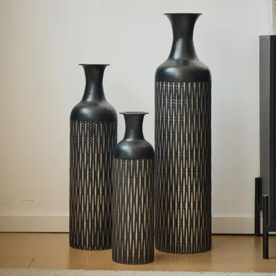 Produktbild von Bodenvase groß 3er Set Schwarz-Große Dekorative Metallvasen mit Rillenmuster, für Pflanzen als Zimmerdeko für Wohnzimmer & Flur im Industrial Design