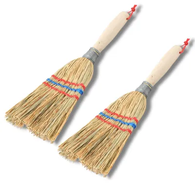 Produktbild von Novatool 2x Kleiner Besen Reisigbesen mit Stiel kurz 28cm Strohbesen Kinder Hexenbesen klein Garden broom MINI Besen klein IDEAL als Kinderbesen & Campingbesen