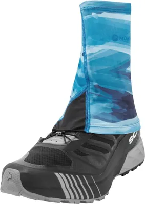 TRAIL LITE GAITER von Montane; in Blau mit abstraktem Muster; auf einem schwarzen Trail-Schuh platziert.