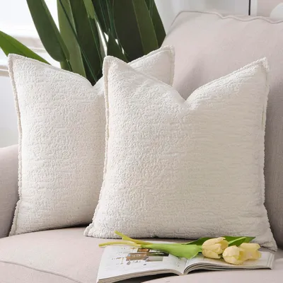Produktbild von Set mit 2 Kissenbezügen aus Chenille-Samt mit Zierbordüre, weiche, neutrale Dekokissen für Sofa und Schlafzimmer, Boho-Kissenbezüge im Boho-Stil, 50 x 50 cm