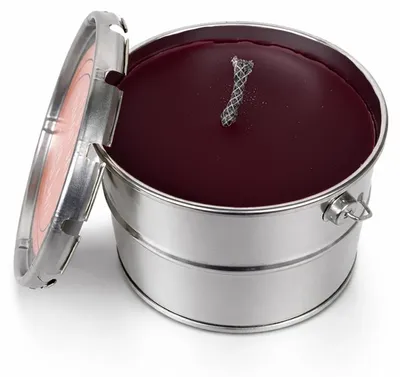 Productafbeelding van Rustieke buitenkaars "Lys" in metalen houder – auberginekleurig – Ø 18 × H 14 cm – 1 stuk