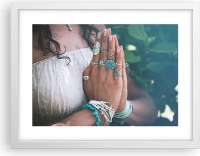 Produktbild von Gerahmtes Poster - Weißer Rahmen - Hände Schmuck Boho - 40x30 cm - Wand Bild - Wanddeko - Wandbilder - Kunstposter - Wandposter - Bilderrahmen - Bilder - Kunstdruck - Wanddekoration - P2WAA40x30-4412
