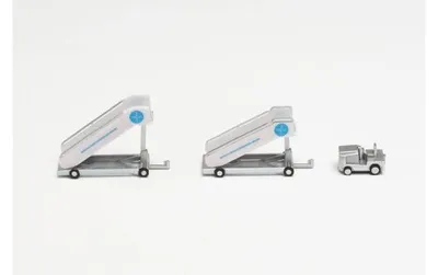 Produktbild von Herpa 571890 - 1/200 Pan Am historic passenger stairs (2) with tractor (1)