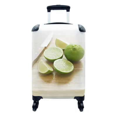 Produktbild von MuchoWow® Koffer Handgepäck Trolley Rollkoffer Kleine Reisekoffer mit 4 Rollen - Geschnittene Limetten und Messer auf Holzbrett, Nahaufnahme - Cabin Size < 55x40x23 cm & 55x40x20 cm - Fotokoffer - Kabinenkoffer - Boardgepäck - Reise-Box - Reisekoffer - Reisegepäck - Koffer mit Bild - Trolley für Kinder