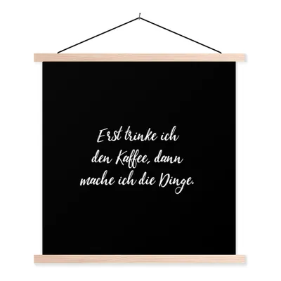 Produktbild von MuchoWow® Textilposter Zitate - Kaffee - Erst trinke ich den Kaffee, dann mache ich die Dinge - Sprichwörter 120x120 cm mit holzfarbenen Rahmen - Textil-Poster