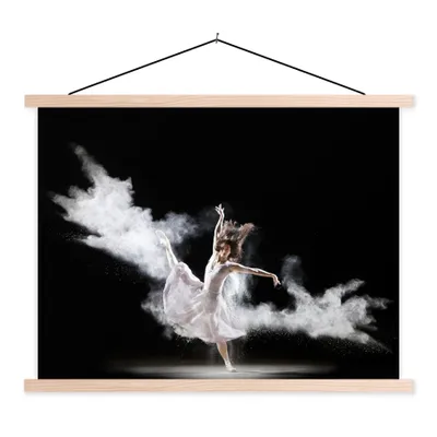 Produktbild von MuchoWow® Textilposter Ballerina auf schwarzem Hintergrund 150x113 cm mit holzfarbenen Rahmen - Poster