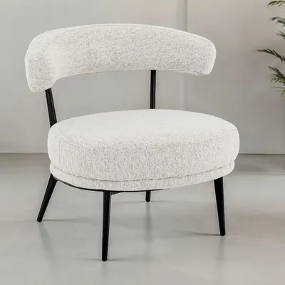Produktbild von Loungesessel MANAO mit Stoffbezug, Beige – mit Akzentstuhl mit gepolsterter Sitzfläche und Rückenlehne aus weichem Bouclé-Stoff, Metallbeine in Schwarz, ideal für Wohnzimmer oder Leseecke