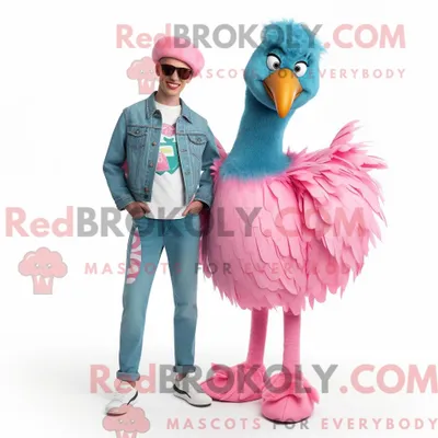 Produktbild von Cyan REDBROKOLY Flamingo Maskottchen Kostüm Charakter gekleidet in einem Boyfriend-Jeans und Broschen
