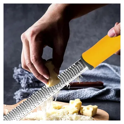 Produktbild von Zitronenschaber und Käsereibe - Für Parmesan, Zitrone, Ingwer, Knoblauch, Muskatnuss, Schokolade, Gemüse und Obst - Edelstahlklinge mit rasiermesserscharfer Schneide