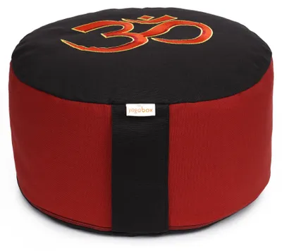 Produktbild von yogabox Meditationskissen Glückssitz® mit O M - Symbol - rot / schwarz 33 x 33 x 15 cm  Buchweizenschalen