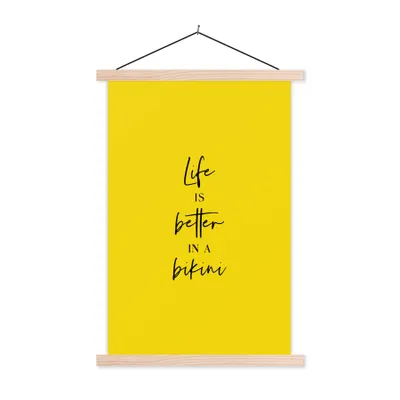 Produktbild von MuchoWow® Textilposter Das Leben ist besser im Bikini - Gelb - Zitat 40x60 cm mit holzfarbenen Rahmen - Poster