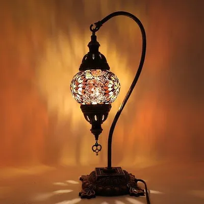Zdjęcie produktu dla Turecka lampa mozaikowa – ręcznie wykonana lampa stołowa z uchwytem w kształcie łabędzia – średnica 12 cm, wysokość 43 cm – autentyczna i kolorowa