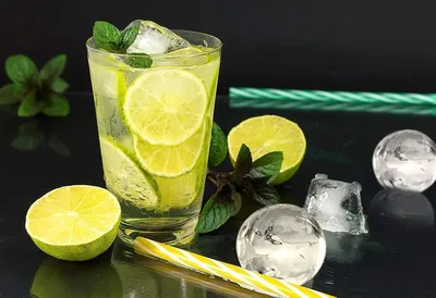 Produktbild von CHPN – Eiswürfel – Eiskugelbereiter – Eisform – Eiswürfelform – 6 runde Eiswürfel – spülmaschinenfest – Silikon – Schwarz – Cocktail-Eiswürfel