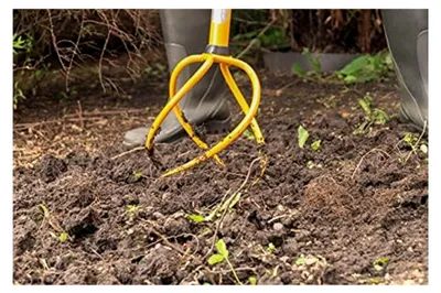 Produktbild von Gartenkralle: Vertikutierer und Unkrautentferner in einem Gerät, Erde einfach umgraben, Gartenwerkzeug, Kultivator mit Stiel, Bodenlockerer, Gartenfräse, Umgraben Gerät, Grubber, Pflug