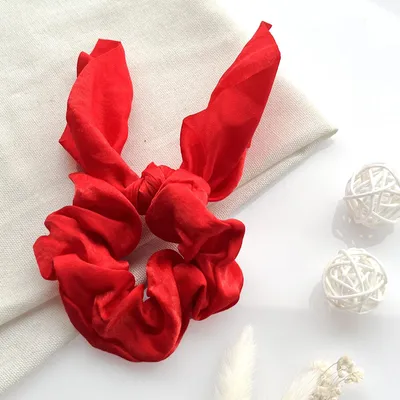 Produktbild von Kurzes Satin-Haargummi mit elegantem Schmetterlingsknoten Rot