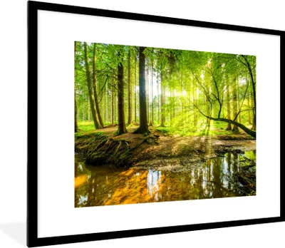 Produktbild von MuchoWow® Gerahmtes Poster Wald - Landschaft - Wasser - Bäume - Sonne - Grün - Natur 80x60 cm - Poster mit Schwarzem Bilderrahmen Wandposter Rahmen Foto Bilder - Schlafzimmer-Dekorationen - Fotoposter