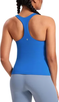 Produktbild von Damentop mit Racerback-Trägern und integriertem BH, in glänzendem Blau, geeignet für Yoga und Fitness