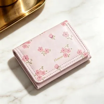 Produktbild von Kompakte dreifach gefaltete Damenbrieftasche aus Kunstleder mit Blumendruck, 7 Kartenfächern, Ausweisfenster und Schnappverschluss, Pink