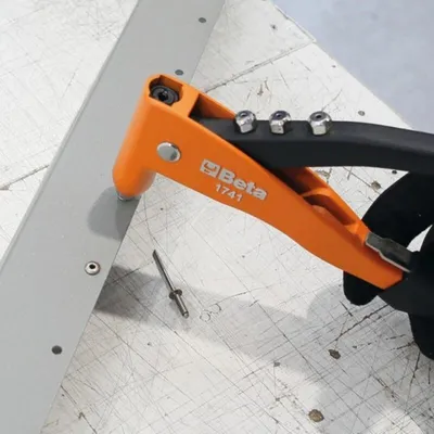 Image de Pince à riveter BETA avec 4 embouts interchangeables pour rivets