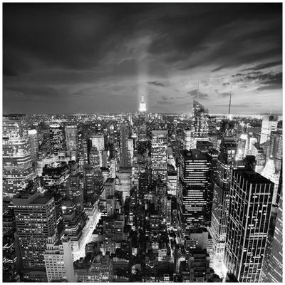 Produktbild von Wallario Sticker / Aufkleber für Kühlschrank / Geschirrspüler / Küchenschränke, selbstklebende Folie - 60 x 60 cm, Motiv: New York bei Nacht - Panoramablick über die Stadt - schwarzweiß