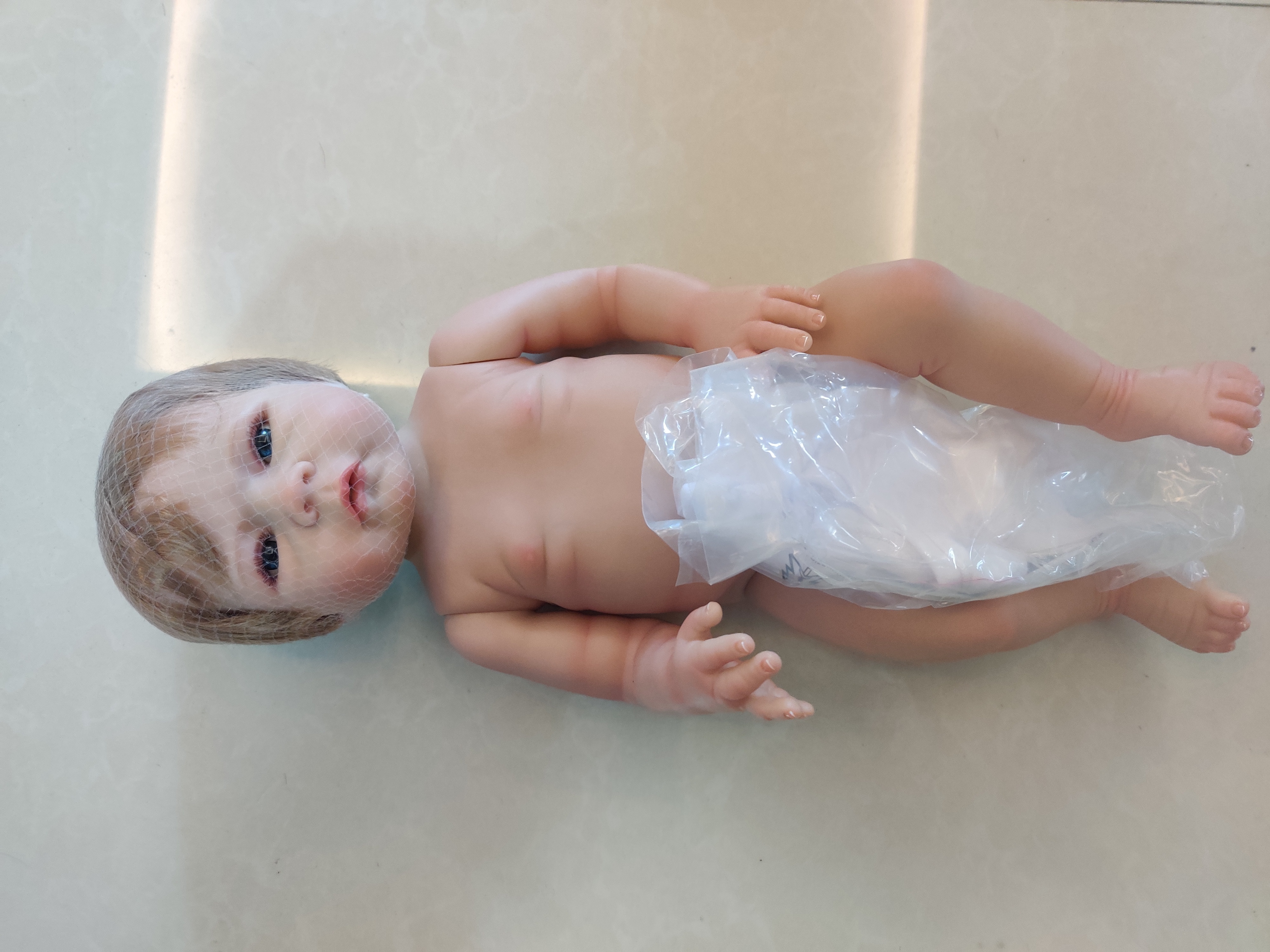 Junge Echte Ganzkörper-Silikon Baby Puppe Augen Geschlossen Vollence 46 cm Realistische Schlafende Reborn Babypuppe PVC-Frei Handgemachte Lebensechte Soft-Silikon Baby-Puppe mit Kleidung 