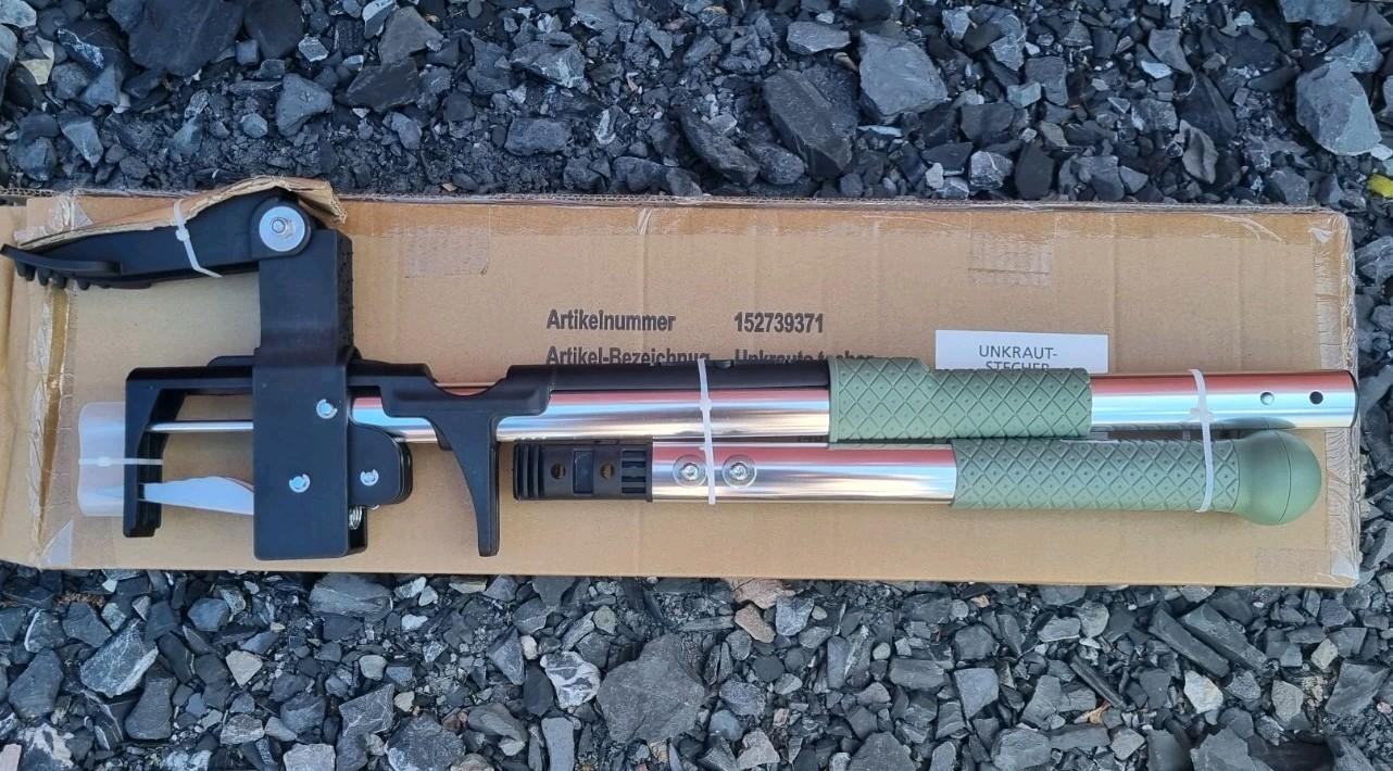 Unkrautstecher 100 cm Auswurfmechanik, ergonomischer Griff, stabil vonWeltbild