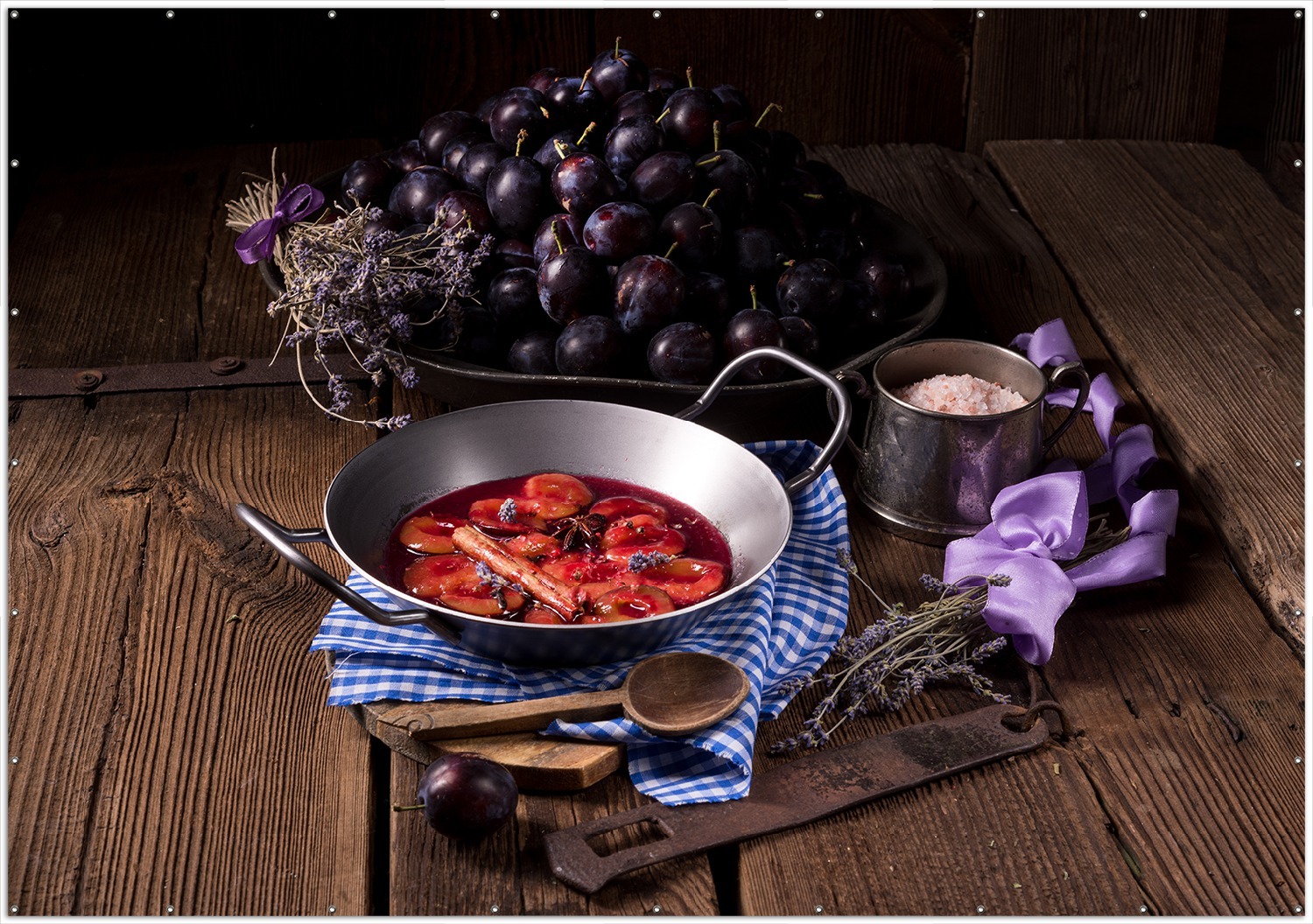 Wallario XXL Outdoor-Poster für Garten oder Balkon, Motiv Frisches Pflaumenkompott mit Gewüzen, in ca. 400 x 280 cm goban5325-400280