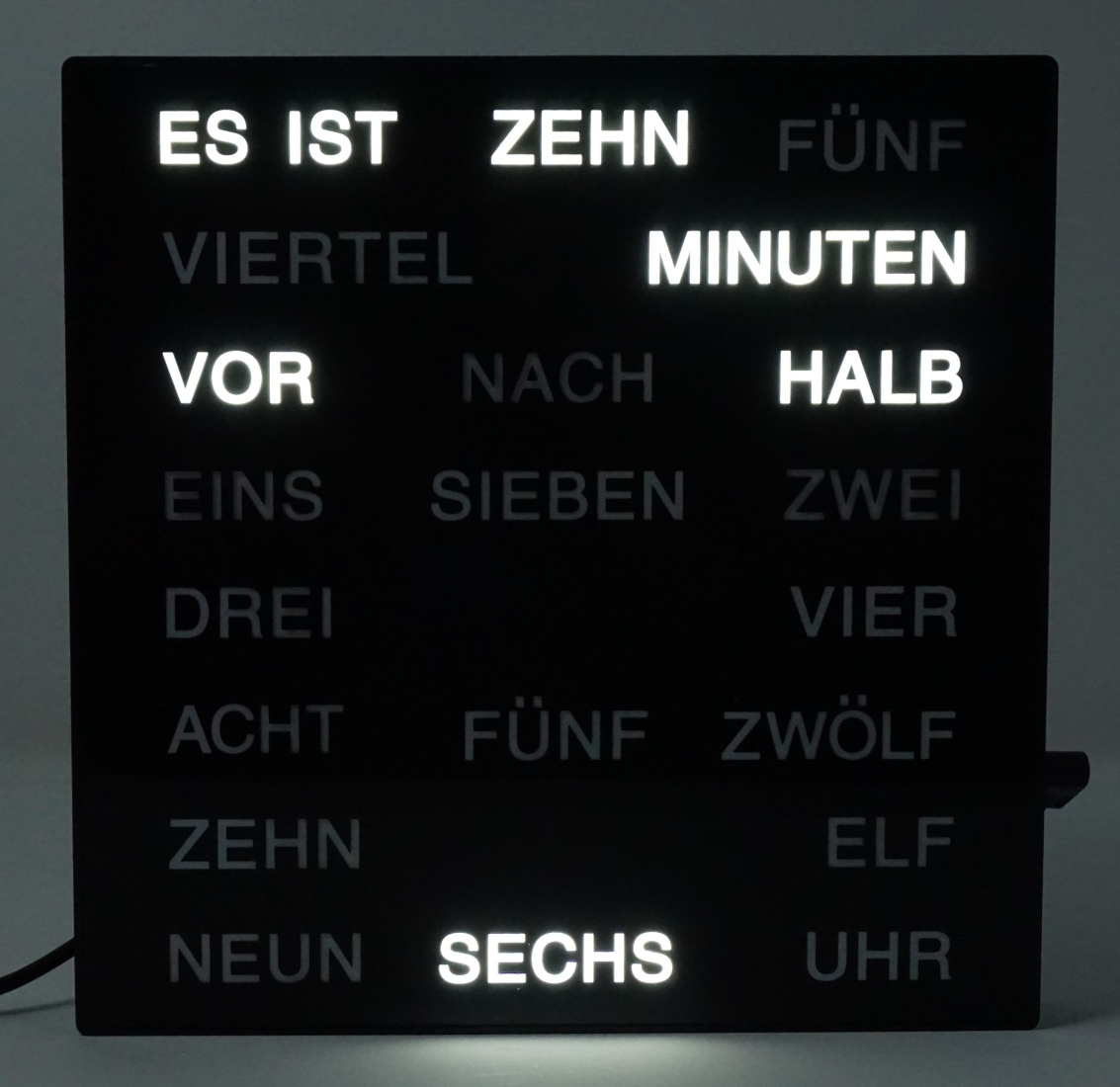 OOTB Uhr mit LED Wortanzeige Tischuhr Wortuhr 20 x 20 cm P174907