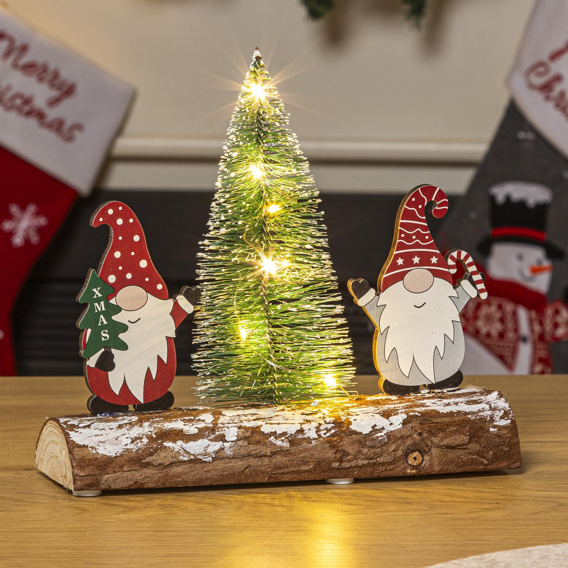 Haushalt International Deko Weihnachtswichtel mit LED Tannenbaum auf Baumstamm