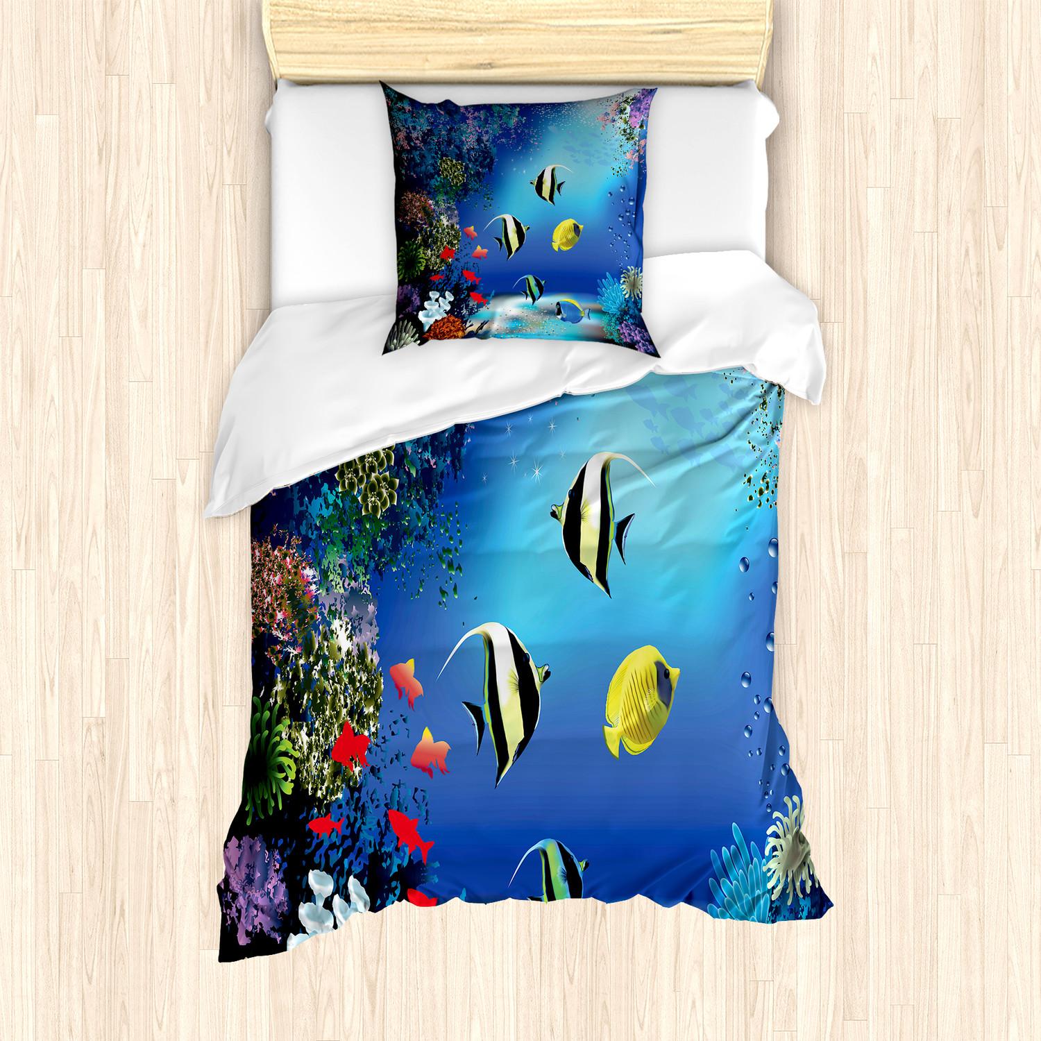 KOZMOS TEKSTL VE GER DÖNÜÜM SANAY TCARET LMTED RKET ABAKUHAUS Unterwasser- Bettbezug Set, Tropisches Unterseeboot mit bunten Fischen, die im Ozean-Korallenriff-Artsy Bild schwimmen, 135 x 200 cm + 80 x 80 cm, Blau nevde_25880_135x200_de