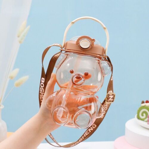 yozhiqu Kawaii Bär Plastikwasserflasche mit Strohhalm Schultergurt Süße Kinderflaschen